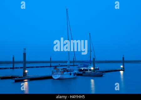 Boote im Hafen, blaue Stunde, Insel Spiekeroog, Nordsee, Niedersachsen Stockfoto