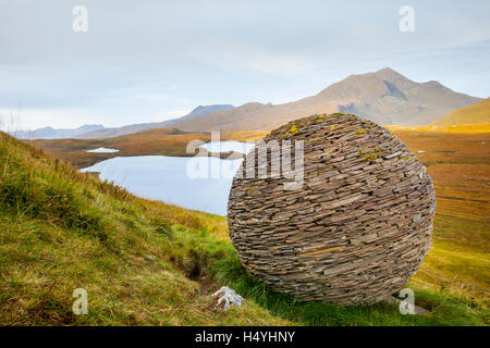 Knockan Crag Globe Sculpture. National Nature Reserve. Creag a Chnocain Tearmann Nadair, North-West Highlands, Schottland, Großbritannien. Das Knockan Crag National Nature Reserve liegt im North West Highlands Geopark im Grenzgebiet von Ross-Shire und Sutherland in Schottland, 21 Kilometer (13 Meilen) nördlich von Ullapool. Es liegt auf den Klippen von Knockan Crags, einem Ort von besonderem wissenschaftlichem Interesse. Stockfoto