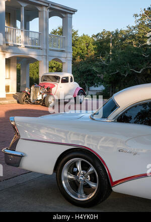 Benutzerdefinierte Autos geparkt Outsde Motel in Gulf Port Mississipii USa Stockfoto