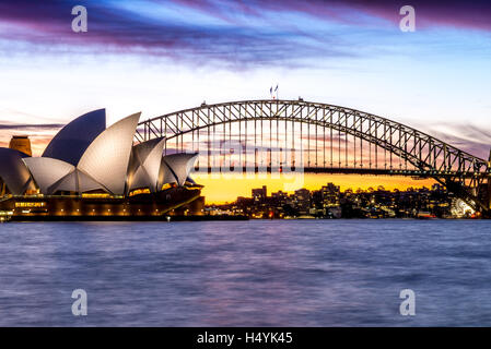 Sydney Opera House und der Sydney Harbour Bridge bei einem herrlichen Sonnenuntergang Stockfoto