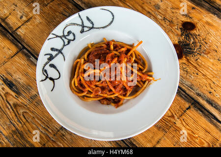 Spaghetti mit Amatriciana Soße serviert in einem Restaurant Trastevere Viertel, Rom, Latium, Italien Stockfoto