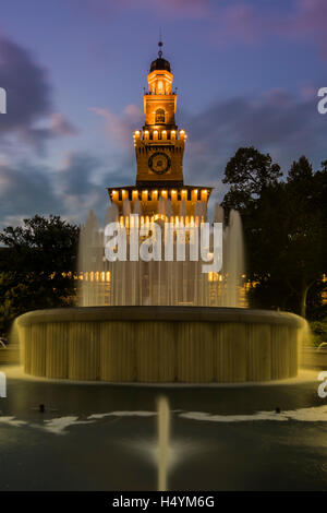 Twilight-Ansicht des Castello Sforzesco oder Castello Sforzesco und Brunnen, Mailand, Lombardei, Italien Stockfoto