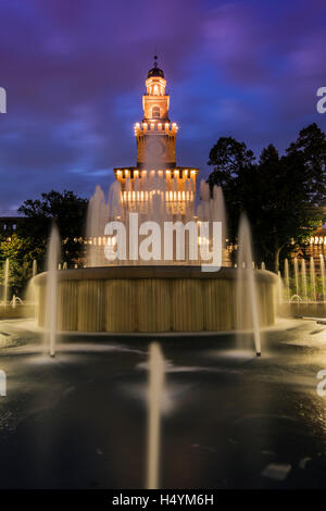 Twilight-Ansicht des Castello Sforzesco oder Castello Sforzesco und Brunnen, Mailand, Lombardei, Italien Stockfoto