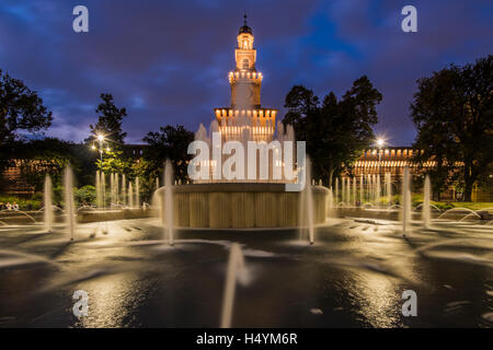 Twilight-Ansicht des Castello Sforzesco oder Castello Sforzesco und Brunnen, Mailand, Lombardei, Italien Stockfoto