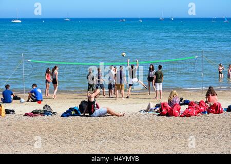 Eine Gruppe von Jugendlichen spielen Sie Volleyball am Strand, Weymouth, Dorset, England, Vereinigtes Königreich, West-Europa. Stockfoto