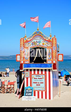 Bunte Punch and Judy Show Hütte am Strand, Weymouth, Dorset, England, Vereinigtes Königreich, West-Europa. Stockfoto