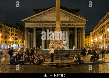 Nachtansicht des Pantheon und Brunnen auf der Piazza della Rotonda, Rom, Latium, Italien Stockfoto