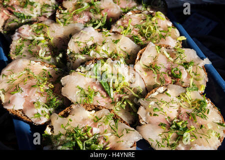 frische marinierte geräucherten skandinavischen Hering Fisch Filet Mini Sandwich Snacks mit Dill in Helsinki Finnland Markt Stockfoto