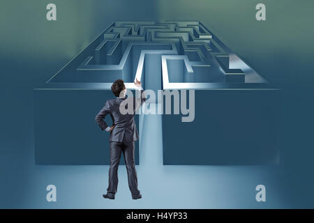 Geschäftsmann mit Labyrinth in schwierigen Situationen-Konzept Stockfoto