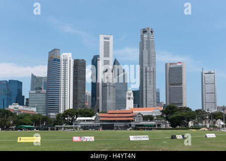 Singapur-Wolkenkratzer aus zentraler Geschäftsbezirk, die mit historischen Cricket Ground und Club im Vordergrund Stockfoto