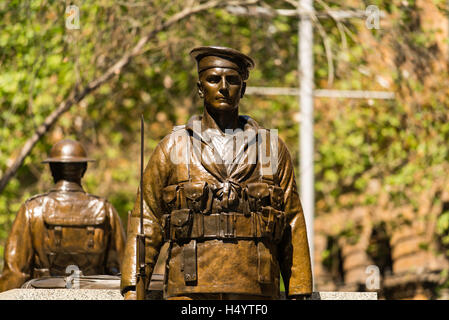Bronzestatue steht groß in Martin Place, Sydney als Bestandteil der Ehrenmal zum Gedenken an 1. Weltkrieg Stockfoto
