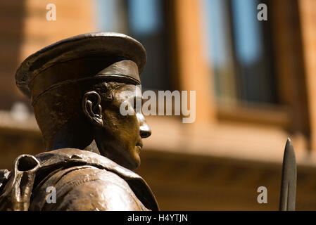 Bronzestatue steht groß in Martin Place, Sydney als Bestandteil der Ehrenmal zum Gedenken an 1. Weltkrieg Stockfoto