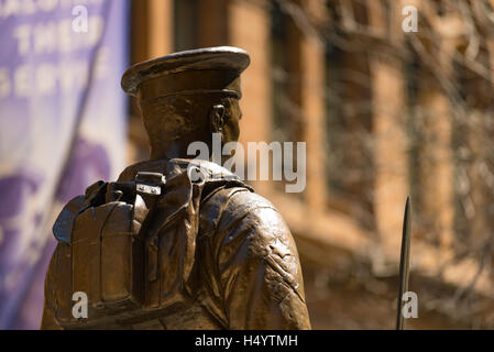 Bronzestatue steht groß in Martin Place, Sydney als Bestandteil der Ehrenmal zum Gedenken an 1. Weltkrieg Stockfoto