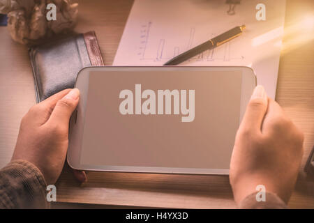Hand der Frau, die ein Tablet und Desktop-Geräte. Stockfoto
