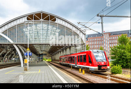 S-Bahn am Hauptbahnhof Lübeck Stockfoto