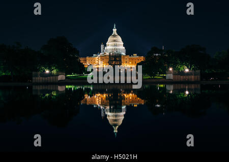 Die United States Capitol Building und Reflecting Pool in der Nacht, in Washington, DC. Stockfoto