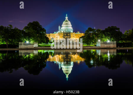 Die United States Capitol Building und Reflecting Pool in der Nacht, in Washington, DC. Stockfoto