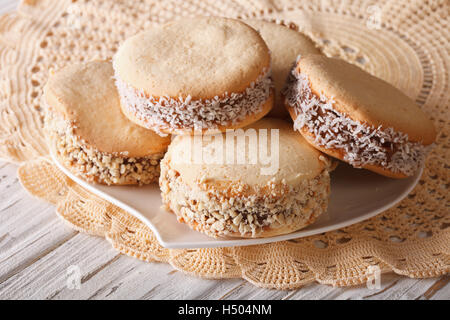 Alfajores gebackene frisch Cookies Closeup auf einem Teller auf den Tisch. horizontale Stockfoto