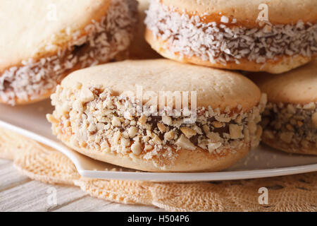 Argentinische Süßigkeiten: Cookies Alfajores Makro auf einem Teller auf den Tisch. horizontale Stockfoto