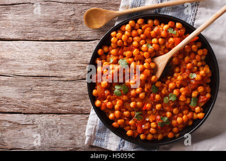 Indian Food Chana Masala auf einem Teller auf den Tisch. Horizontale Ansicht von oben Stockfoto