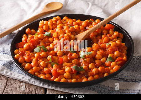 Indisches Essen: Kichererbsen in Curry-Sauce mit einer Tabelle Großaufnahme. Horizontale Stockfoto