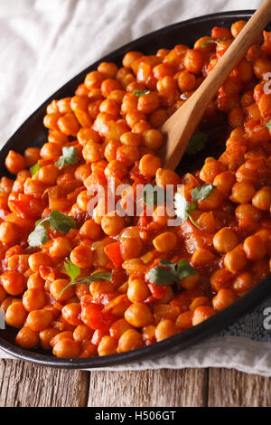 Indische Küche: Kichererbsen in Tomatensauce mit Gewürzen Nahaufnahme auf dem Tisch. vertikale Stockfoto