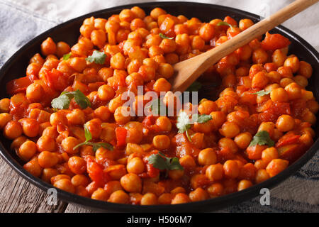 Indisches Essen: Chana Masala Closeup auf dem Tisch. Horizontale Stockfoto