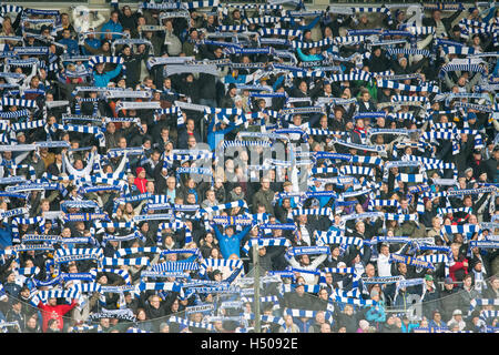 IFK Norrköping Unterstützer Peking Fanz am Curva Nordahl als IFK treffen Malmö FF am Östgötaporten in Norrköping Stockfoto