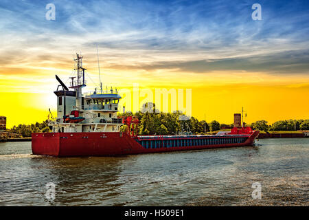 Schwimmende Frachter im Hafen von Danzig, Polen. Stockfoto