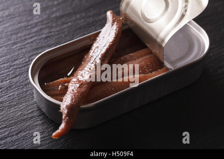Sardellenfilets in Zinn Makro auf einer Schiefertafel Tafel. Horizontale Stockfoto
