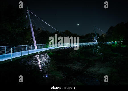 Brücke über den Fluss Reedy nachts bei Falls Park auf die Reedy, in Greenville, South Carolina. Stockfoto