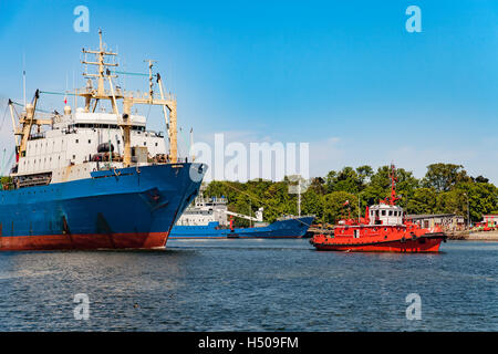 Schlepper Abschleppen Angeln Schiff im Hafen von Danzig, Polen. Stockfoto