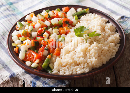 Couscous mit Gemüse und Kräutern Closeup auf dem Tisch. horizontale Stockfoto