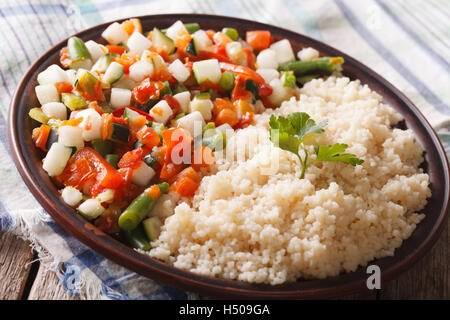 Leckere Couscous mit gedünstetem Gemüse Salat Nahaufnahme auf einer Platte. horizontale Stockfoto