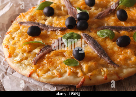 Pizza mit Sardellen, Oliven und Zwiebel Makro auf dem Tisch. horizontale Stockfoto