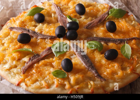 Pizza mit Sardellen, Oliven und Zwiebel-close-up auf dem Tisch. horizontale Stockfoto