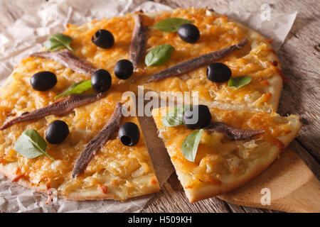 Französische Pizza Pissaladiere mit Sardellen und Zwiebeln Nahaufnahme auf dem Tisch. horizontale Stockfoto