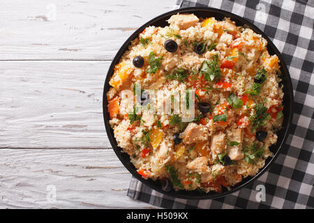 Couscous mit Huhn, Oliven und Gemüse auf den Tisch. Horizontale Ansicht von oben Stockfoto