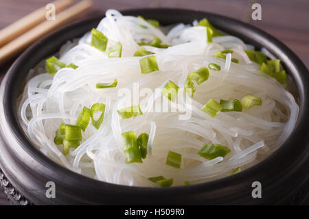 Chinesische Bohnen Faden Nudeln in eine Schüssel Nahaufnahme auf dem Tisch. horizontale Stockfoto