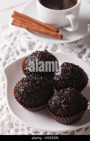 Brasilianische Candy auf eine Platte und Kaffee Nahaufnahme. Vertikal Stockfoto