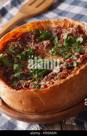 Leckere Chicago Stil Tiefe Gericht Pizza Closeup auf einem Teller auf den Tisch. Vertikal Stockfoto