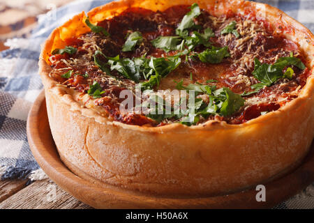 Ganze Chicago Stil Tiefe Gericht Pizza Closeup auf einem Teller auf den Tisch. horizontale Stockfoto