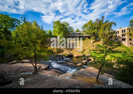 Wasserfall im Park fällt auf die schilfige in Greenville, South Carolina. Stockfoto