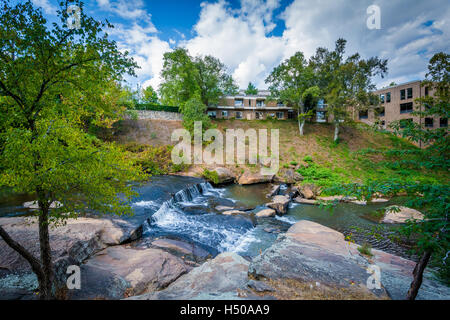 Wasserfall im Park fällt auf die schilfige in Greenville, South Carolina. Stockfoto