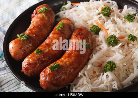 Sauerkraut mit Bratwurst auf der Tabelle Nahaufnahme. horizontale Stockfoto