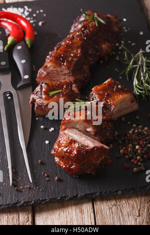 BBQ Schweinefleisch Rippen gehackte close-up auf einem Tisch mit den Zutaten. vertikale Stockfoto