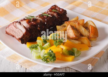 Barbecue Rippchen mit einer Beilage von Gemüse und Bratkartoffeln horizontale Stockfoto
