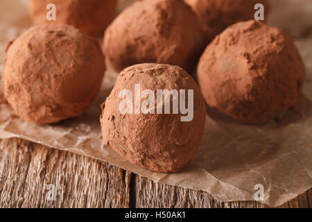 Hausgemachte Pralinen Makro auf einem Holztisch im rustikalen Stil. Horizontale Stockfoto