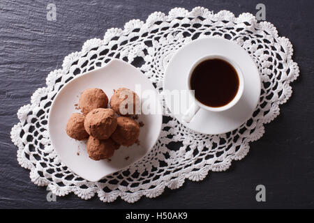 Hausgemachte Pralinen und Kaffee auf dem Tisch. Horizontale Ansicht von oben Stockfoto