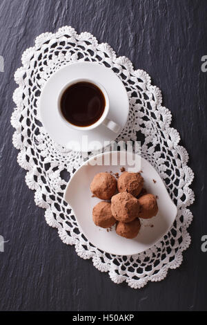 Hausgemachte Pralinen und Kaffee auf dem Tisch. vertikale Ansicht von oben Stockfoto